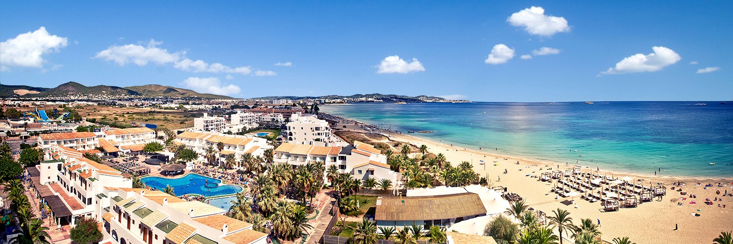 Strand met boulevard vanuit de lucht