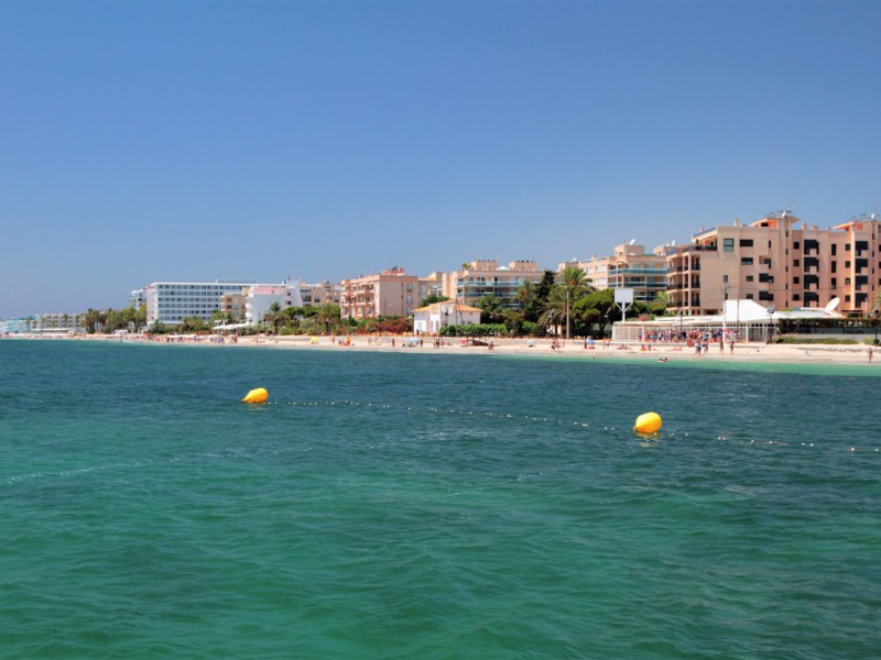 strand playa den bossa bij ibiza stad